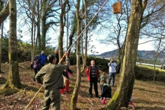 Poniendo cajas nido en Illas, 16.02.14